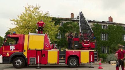 Séisme dans l'Ouest : certains habitants ne peuvent plus rentrer chez eux (France 2)