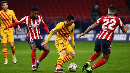 L'Argentin Lionel Messi face au Français Thomas Lemar et le défenseur espagnol Mario Hermoso lors de la victoire de l'Atlético de Madrid 1-0 en novembre dernier.&nbsp; (GABRIEL BOUYS / AFP)