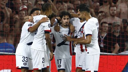 Vitinha et ses coéquipiers célèbrent le but du Paris Saint-Germain contre Lille, Ligue 1, le 1er septembre 2024. (DENIS CHARLET / AFP)