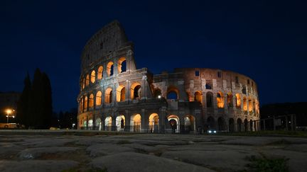 Une vue du Colisée à Rome (Italie), le 27 mars 2021, plongé dans le noir à l'occasion de l'Earth Hour. (VINCENZO PINTO / AFP)