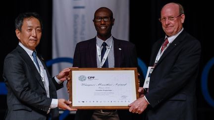 L'activiste burundais&nbsp;Leonidas Nzigiyimpa reçoit le Prix Wangari Maathai "Défense des forêts" à Curitiba, au Brésil en marge du Congrès mondial de l'Union des instituts des recherches forestières (IUFRO).&nbsp; (@FAO/Morné BoojiLiewis)