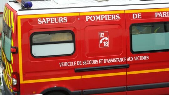 A Puteaux, un v&eacute;hicule de sapeurs-pompiers transporte l'infirmi&egrave;re soup&ccedil;onn&eacute;e d'&ecirc;tre porteuse du virus Ebola, vers l'h&ocirc;pital&nbsp;B&eacute;gin de Saint-Mand&eacute; (Val-de-Marne), le 16 octobre 2014. ( FRANCE 2 / FRANCE TV INFO )