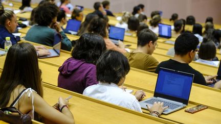 Des étudiants dans un amphithéâtre de la faculté de médecine d'Angers (Maine-et-Loire), le 2 septembre 2022. (JEAN-MICHEL DELAGE / HANS LUCAS / AFP)