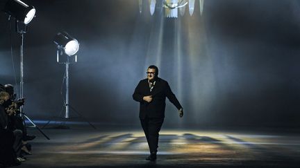 Le couturier Alber Elbaz au final du défilé printemps-été 2010 à la Paris fashion Week, en octobre 2009 à Paris&nbsp; (VICTOR VIRGILE / GAMMA-RAPHO)