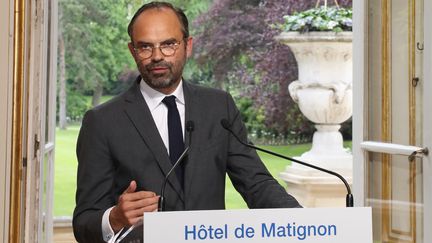 Edouard Philippe s'exprime devant la presse après une réunion avec les syndicats dans le dossier de la SNCF, le 25 mai 2018, à Matignon, à Paris. (JACQUES DEMARTHON / AFP)