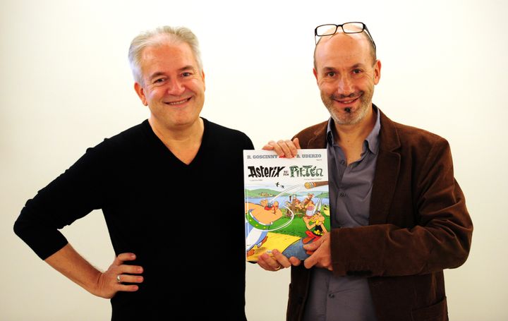 Les deux auteurs d'Ast&eacute;rix, Didier Conrad (&agrave; gauche) et Jean-Yves Ferri pr&eacute;sentent leur album, Ast&eacute;rix chez les Pictes, au salon du livre de Francfort, le 11 octobre 2013.&nbsp; (DANIEL REINHARDT / DPA)