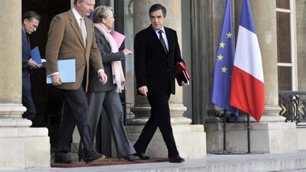 M.Fillon, Mme Alliot-Marie et M.Hortefeux quittent l'Elysée après une réunion sur la Tunisie avec M.Sarkozy (15/01/2011) (AFP/BORIS HORVAT)