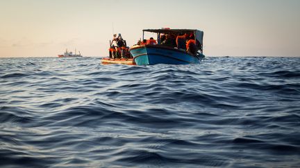 Une photo de l'ONG SOS Méditerranée montre des migrants sauvés par "L'Aquarius" le 24 septembre 2018. (MAUD VEITH / SOS MEDITERRANEE / AFP)