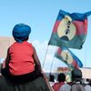 Des militants de l'Union syndicale des travailleurs kanak et des exploités défilent dans les rues de Nouméa (Nouvelle-Calédonie) à l'occasion de la Fête du travail, le 1er mai 2018. (THEO ROUBY / HANS LUCAS / AFP)