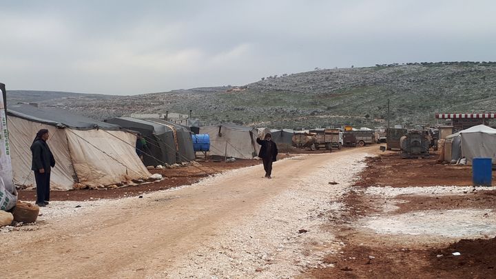 Sur la route qui mène jusqu’à la ville d’Idlib, des réfugiés se sont installés là où ils pouvaient et vivent dans des abris de fortune.&nbsp; (AURELIEN COLLY / RADIO FRANCE)