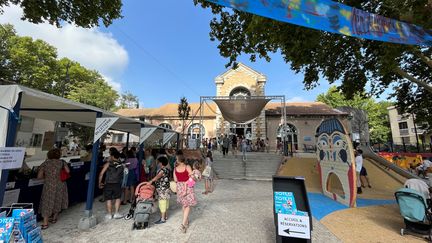 Le public arrive au théâtre Le Totem, dédié au jeune public lors du Festival Off d'Avignon, le 12 juillet 2023. (FRANCEINFO Yemcel Sadou)