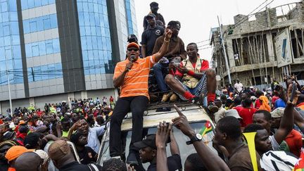 Le chef de file de l'opposition togolaise, Jean-Pierre Fabre, harangue la foule lors de la manifestation du 7 septembre 2017 à Lomé. (Photo AFP/Pius Utomi Ekpei)