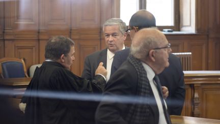 L'ancien PDG de Vivendi Universal Jean-Marie Messier, aux c&ocirc;t&eacute;s de son avocat, au palais de justice de Paris, le 8 avril 2014. (LIONEL BONAVENTURE / AFP)