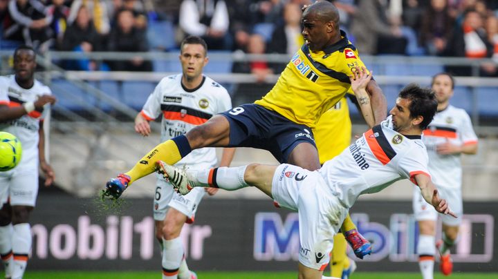 L'attaquant de Sochaux Sloan Privat prend le meilleur sur le d&eacute;fenseur lorientais Pedrinho, le 4 mai 2013.&nbsp; (SEBASTIEN BOZON / AFP)