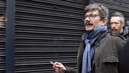 Le dessinateur Luz arrive &agrave; "Lib&eacute;ration", &agrave; Paris, le 9 janvier 2015, pour pr&eacute;parer le "journal des survivants" de "Charlie Hebdo". (BERTRAND GUAY / AFP)