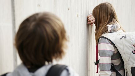 A l'origine de la convocation, une plainte apr&egrave;s une dispute entre un gar&ccedil;on et une fillette dans une cour d'&eacute;cole. (IMAGEBROKER RF / GETTY IMAGES)