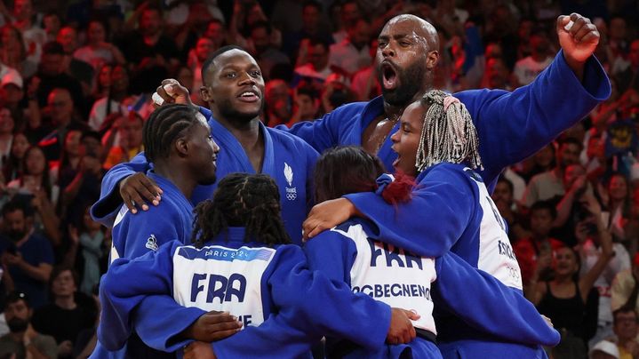 L'équipe de France peut exulter après sa victoire en finale lors des JO de Paris, à l'Arena Champ-de-Mars, le samedi 3 août 2024. (JACK GUEZ / AFP)