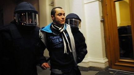 Sofia, le 18 février 2013. La police anti-émeute arrête un manifestant qui protestait devant le parlement bulgare contre la hausse du prix de l'électricité. (NIKOLAY DOYCHINOV / AFP)