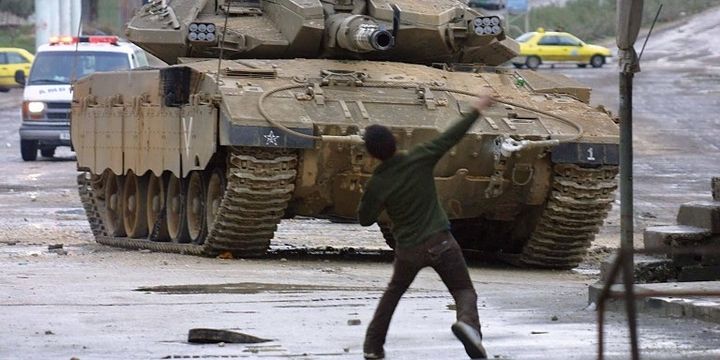 Manifestant palestien face à un char israélien (2003, Cisjordanie) (JAAFAR ASHTIYEH / AFP)