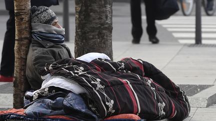 Un jeune sans-abri dans les rues de Lyon, en 2017. (PHILIPPE DESMAZES / AFP)