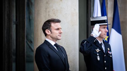 Emmanuel Macron, le 8 décembre 2024, à Paris. (XOSE BOUZAS / HANS LUCAS / AFP)