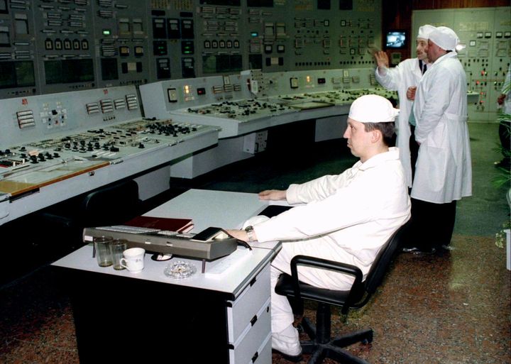 Des employés de la centrale de Tchernobyl dans la salle de commandes du réacteur n°1 en avril 1996, dix ans après l'explosion du réacteur n°4 qui a provoqué la pire catastrophe nucléaire de l'histoire. (STRINGER . / X80002)