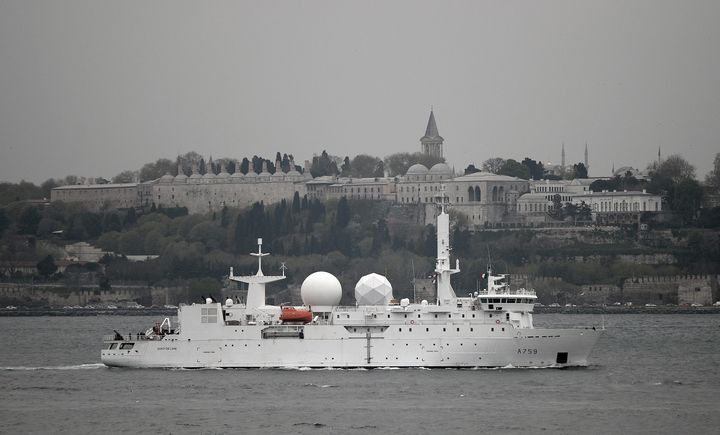 Le "Dupuy-de-L&ocirc;me", navire de guerre fran&ccedil;ais photographi&eacute; ici au large d'Istanbul (Turquie), le 10 avril 2014. (BURAK AKBULUT / ANADOLU AGENCY / AFP)