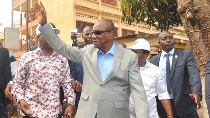 Le président guinéen Alpha Condé salue les habitants de Conakry le 4 février 2018. Ses opposants l'accusent de s'accrocher au pouvoir. (CELLOU BINANI / AFP)