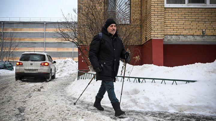 Boris Nadejdine lors d'une marche à Dolgoproudny, ville située à une vingtaine de kilomètres de Moscou (Russie), le 24 janvier 2024. (ALEXANDER NEMENOV / AFP)