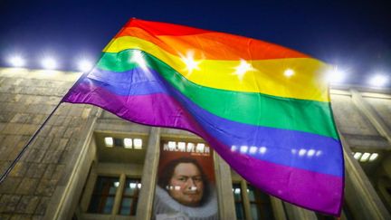 Le&nbsp;drapeau LGBT pendant une manifestation à Cracovie (Pologne), le 12 février 2021. (BEATA ZAWRZEL / NURPHOTO / AFP)