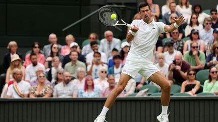 Le joueur serbe Novak Djokovic lors du premier jour du tournoi de Wimbledon, le 27 juin 2022. (ADRIAN DENNIS / AFP)