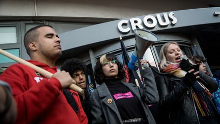 Des jeunes manifestent contre la précarité étudiante devant un Crous de Lyon, le 12 novembre 2019, après l'immolation par le feu d'un étudiant de Lyon 2, le 8 novembre 2019.&nbsp; (NICOLAS LIPONNE / NURPHOTO / AFP)