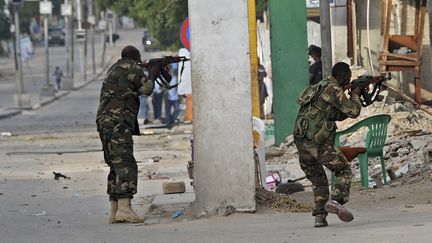 Des membres des forces de sécurité somalienne interviennent à proximité d'un hôtel attaqué par les shebabs, samedi 25 juin 2016.&nbsp; (MOHAMED ABDIWAHAB / AFP)