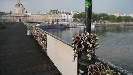 Le pont des Arts dit adieu à ses cadenas d'amour