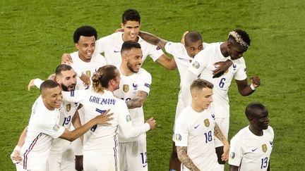 L'équipe de France célèbre le deuxième but de Benzema face au Portugal, le 23 juin à Budapest (DMITRIY GOLUBOVICH / ANADOLU AGENCY / AFP)
