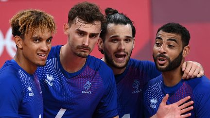 De gauche à droite : les volleyeurs Barthelemy Chinenyeze, Jean Patry, Antoine Brizard et&nbsp;Earvin Ngapeth lors des Jeux olympiques de Tokyo, le 7 août 2021. (JUNG YEON-JE / AFP)