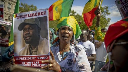 Une manifestante réclame la libération de l'opposant sénégalais Ousmane Sonko lors d'un rassemblement à Paris, le 19 août 2023. (KIRAN RIDLEY / AFP)