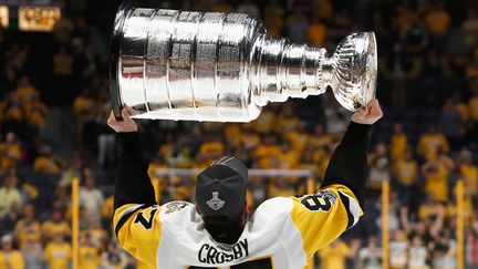 Sidney Crosby (Pittsburgh Penguins) soulève la Stanley Cup (JUSTIN K. ALLER / GETTY IMAGES NORTH AMERICA)