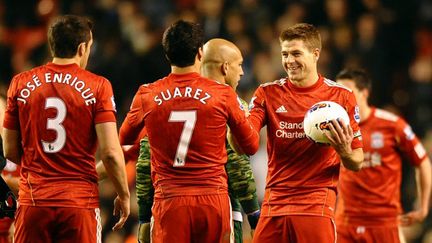 Steven Gerrard félicite Luis Suarez (PAUL ELLIS / AFP)