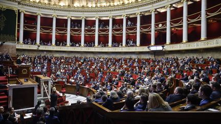 Les députés dans l'hémicycle de l'Assemblée nationale, à Paris, le 18 février 2023. (LUDOVIC MARIN / AFP)