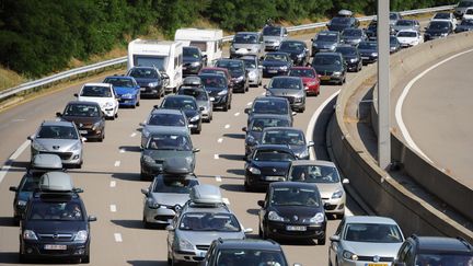 Les automobilistes sont coinc&eacute;s dans les bouchons, sur l'A7, pr&egrave;s de Valence, le 6 juillet 2013. (JEAN-PIERRE CLATOT / AFP)