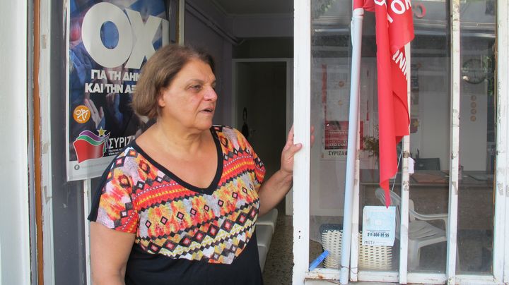 Angeliki, coordinatrice Syriza dans le quartier d'Alimou &agrave; Ath&egrave;nes (Gr&egrave;ce), le 3 juillet 2015. (ARIANE NICOLAS / FRANCETV INFO)