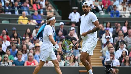 Le Grec Stefanos Tsitsipas et l'Australien Nick Kyrgios lors de leur match du 3e tour de Wimbledon, le 2 juillet 2022. (GLYN KIRK / AFP)