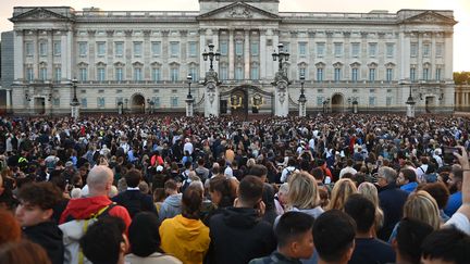 Des milliers de personnes sont réunies devant le palais de Buckingham à Londres (Royaume-Uni), en hommage à la reine Elizabeth II, le 8 septembre 2022. (MAXPPP)