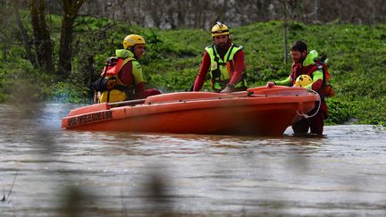 Des sauveteurs participent aux opérations de recherche de sept personnes disparues sur le Gardon, à Russan (Gard), le 10 mars 2024. (CLEMENT MAHOUDEAU / AFP)