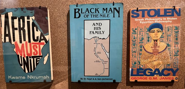 Une vitrine avec certains livres dits "afrocentristes" de la bibliothèque de Fela Kuti, constituée à la suite de son séjour aux Etats-Unis en 1969 et visible à l'exposition "Rébellion Afrobeat" à la Philharmonie de Paris. (LAURE NARLIAN / FRANCEINFO)