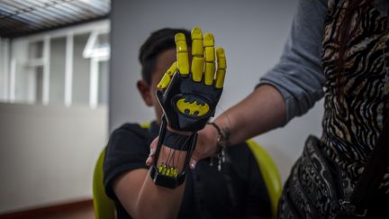 En Colombie, un groupe de bénévoles du collectif "Do it Yourself" crée des prothèses pour les enfants inspirées de l'univers des super héros ou du jeu vidéo. (JUANCHO TORRES / ANADOLU AGENCY / AFP)