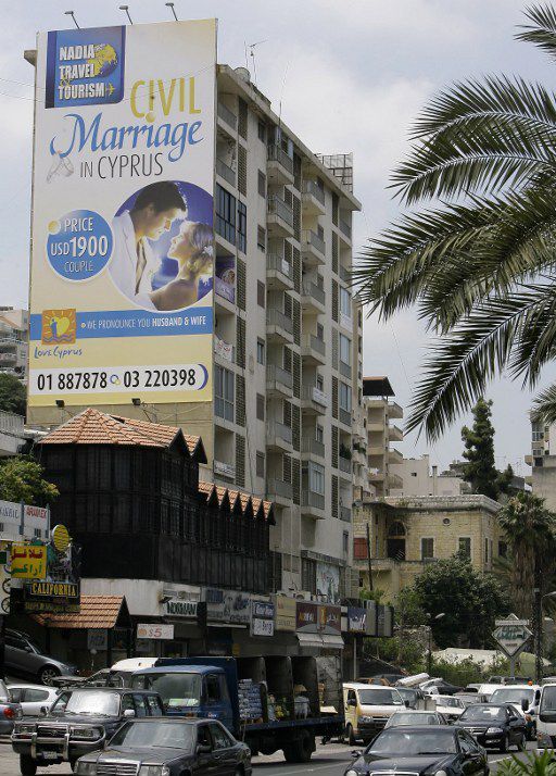 Une affiche publicitaire à Jounieh, au nord de Beyrouth, pour un mariage civil à Chypre. (AFP/ Joseph Eid)