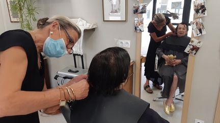 Marthe se fait coiffer dans le salon de coiffure du village landais par Nathalie. Cette dame est l'une des 90 habitants&nbsp;souffrant&nbsp;d'Alzheimer. (SOLENNE LE HEN / RADIO FRANCE)