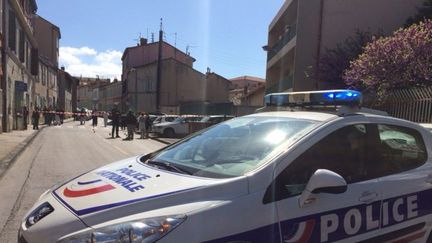 Des policiers enquêtent à&nbsp;Marseille le 13 avril 2016 sur le lieu d'une tentative d'assassinat par balles. (FRANCE 3 PROVENCE-ALPES)